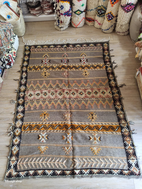 Tapis berbère - Kilim de Taznakht velours 1.45m x 0.98m - Tifinagh Shop Tapis berbère - Kilim de Taznakht velours 1.45m x 0.98m - Tifinagh Shop